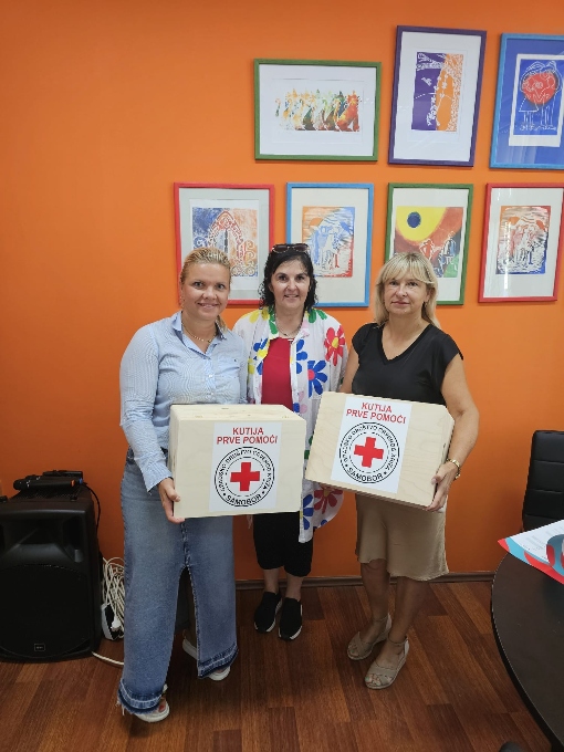 Crveni križ Samobor donirao kutije prve pomoći našoj školi