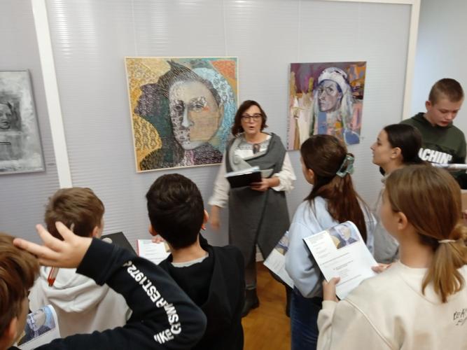 UČENICI POSJETILI MEĐUNARODNU IZLOŽBU U GALERIJI PRICA I SUDJELOVALI U LIKOVNOJ RADIONICI