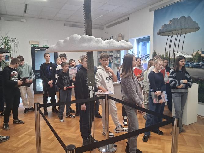 Posjet izložbi Umjetnost u oblacima u Galeriji Prica