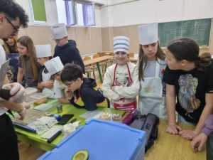 Sushi radionica u 5.a razredu – putovanje u srce japanske kulinarske tradicije